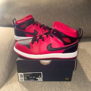 Air Jordan 1 Mid Gym Red Reverse Bred